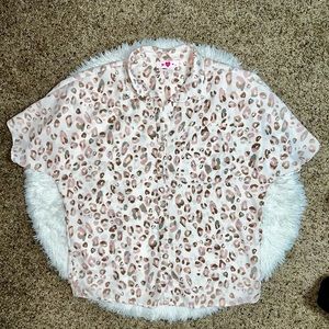 Like New Buddy Love Travel Diary Leopard Button Up Top!  Sz Small!